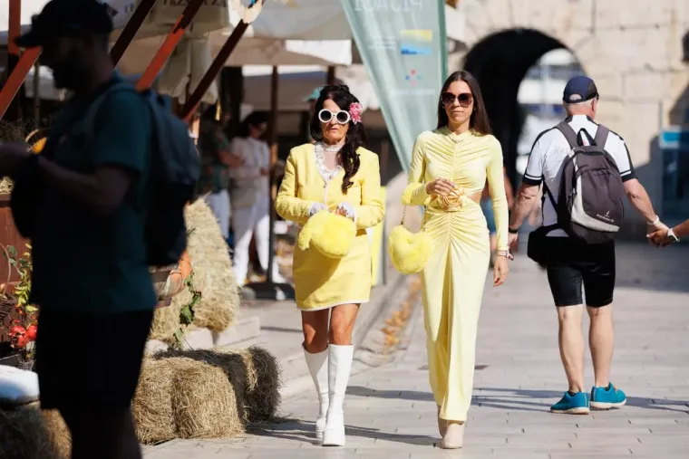 Ovakvo nešto se rijetko viđa: Dvije crnke u žutim kombinacijama zapalile centar Zadra