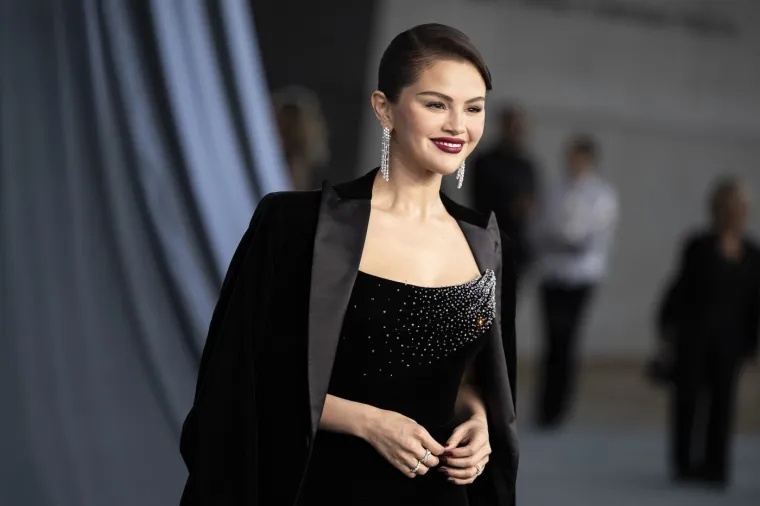 Kim Kardashian navukla plahtu na glavu, a ostali? Ovo su hrabri outfiti s plavog tepiha