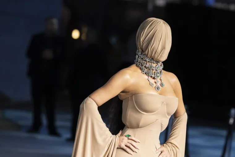 Kim Kardashian navukla plahtu na glavu, a ostali? Ovo su hrabri outfiti s plavog tepiha