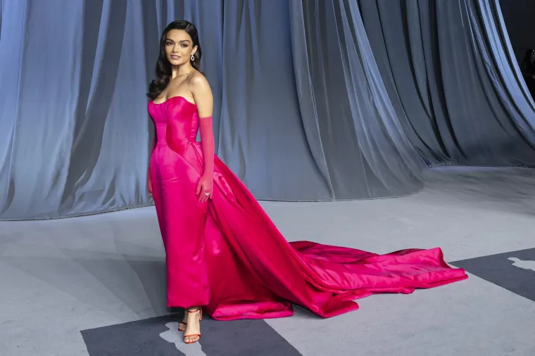 Kim Kardashian navukla plahtu na glavu, a ostali? Ovo su hrabri outfiti s plavog tepiha