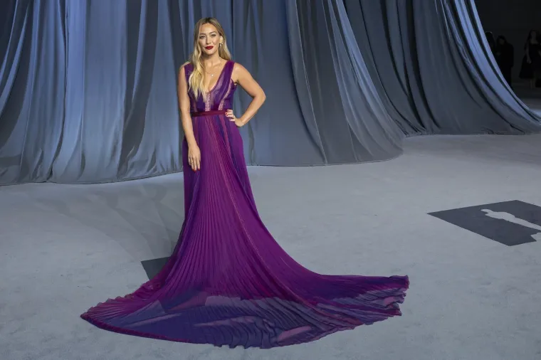 Kim Kardashian navukla plahtu na glavu, a ostali? Ovo su hrabri outfiti s plavog tepiha