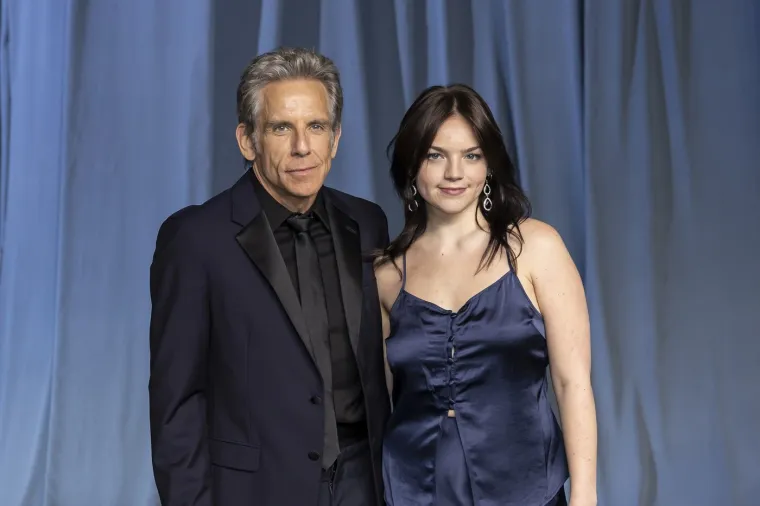 Kim Kardashian navukla plahtu na glavu, a ostali? Ovo su hrabri outfiti s plavog tepiha