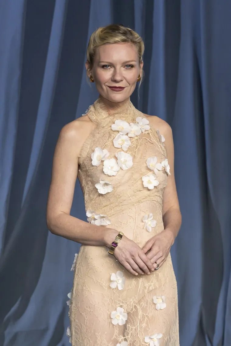 Kim Kardashian navukla plahtu na glavu, a ostali? Ovo su hrabri outfiti s plavog tepiha