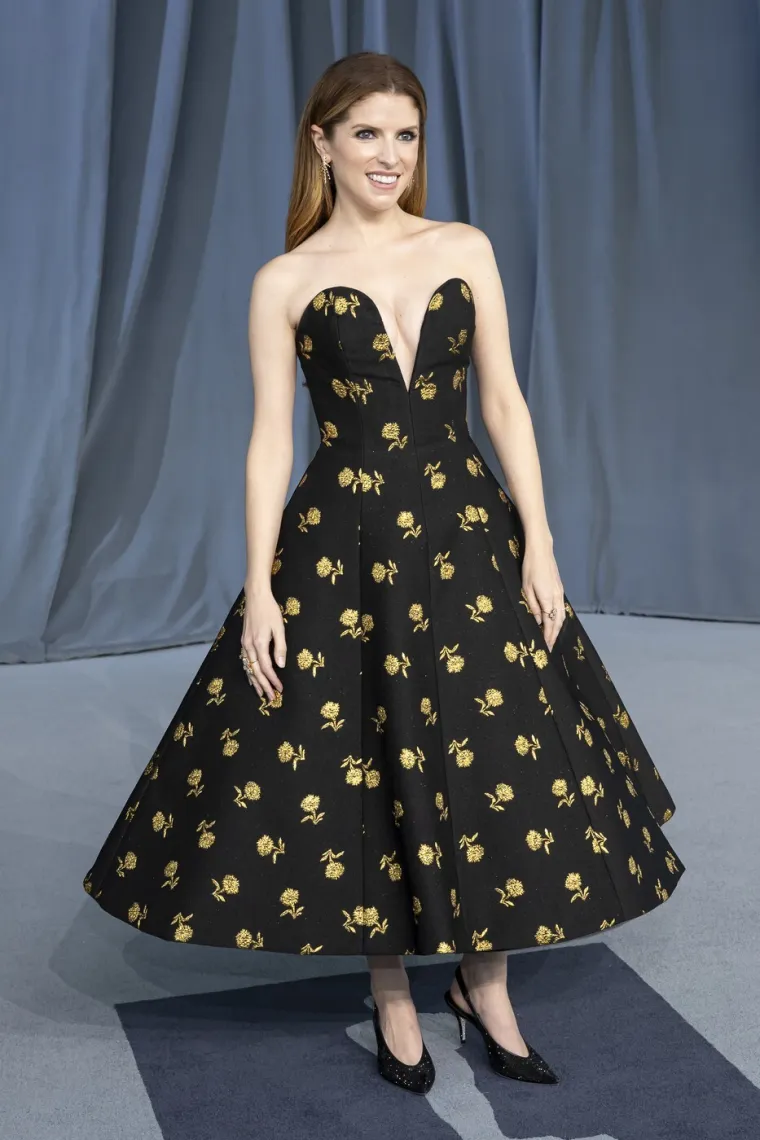 Kim Kardashian navukla plahtu na glavu, a ostali? Ovo su hrabri outfiti s plavog tepiha