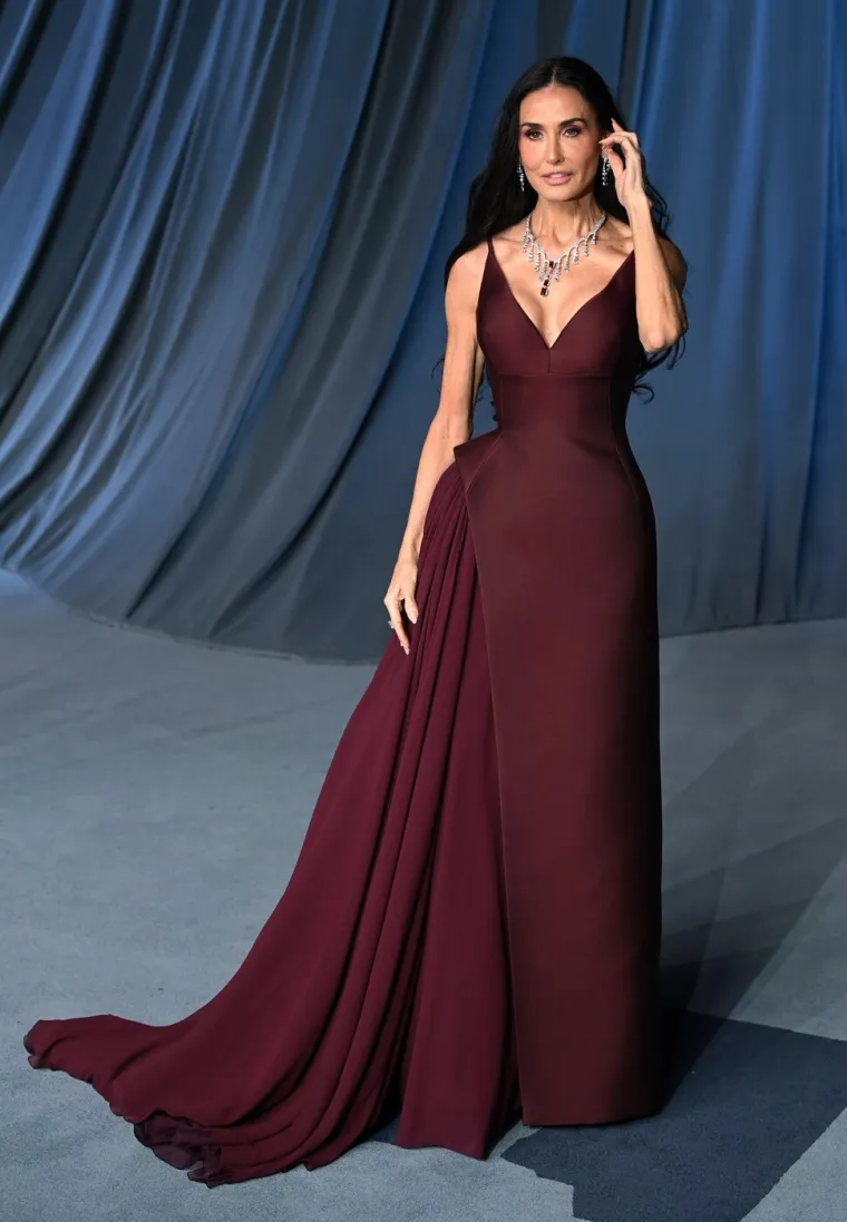 Kim Kardashian navukla plahtu na glavu, a ostali? Ovo su hrabri outfiti s plavog tepiha