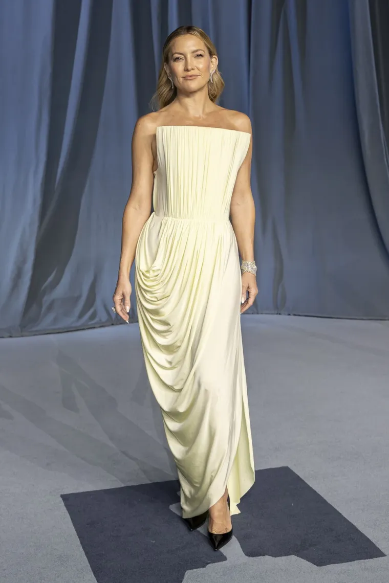 Kim Kardashian navukla plahtu na glavu, a ostali? Ovo su hrabri outfiti s plavog tepiha