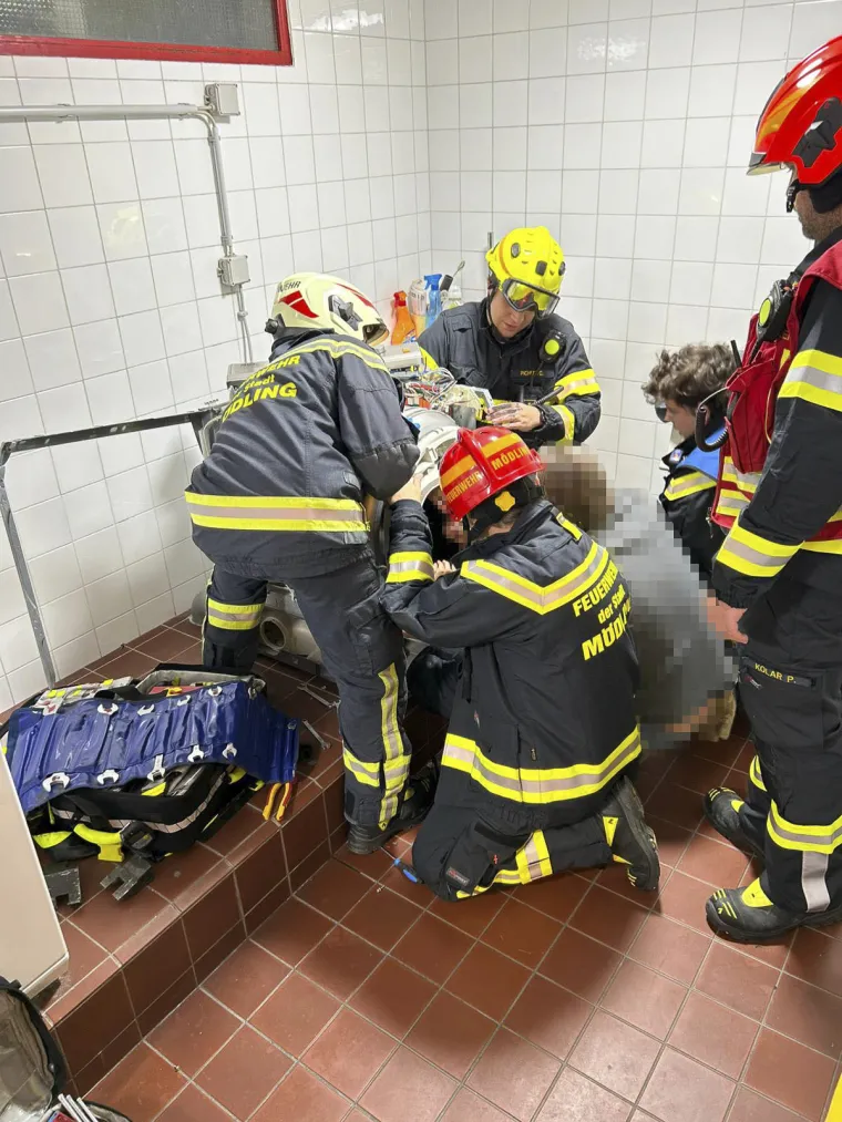 Izvan svake pameti! Tinejdžerica zaglavila u sušilici, pogledajte nadrealnu akciju spašavanja