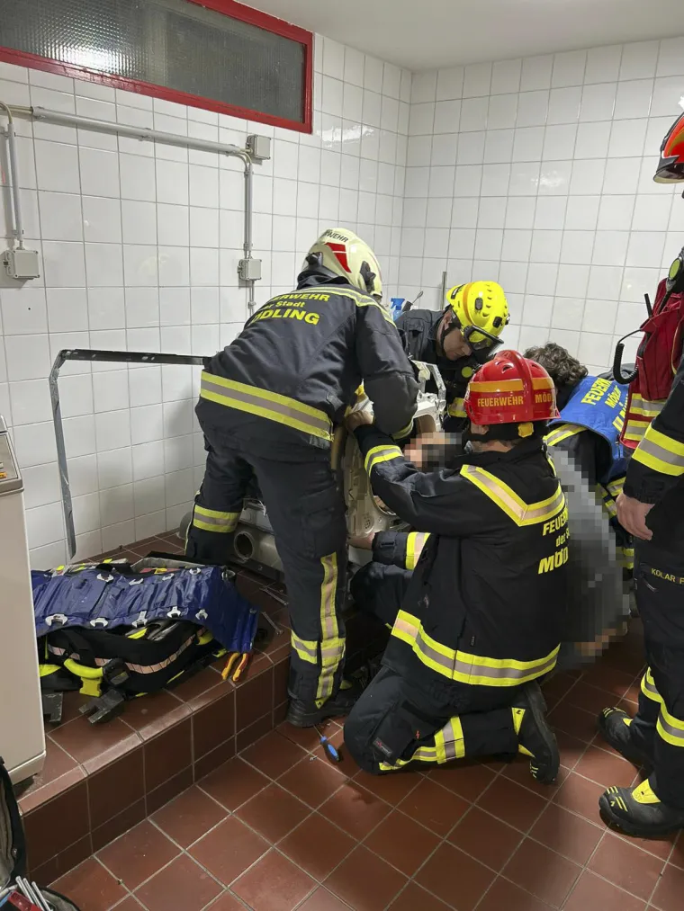 Izvan svake pameti! Tinejdžerica zaglavila u sušilici, pogledajte nadrealnu akciju spašavanja