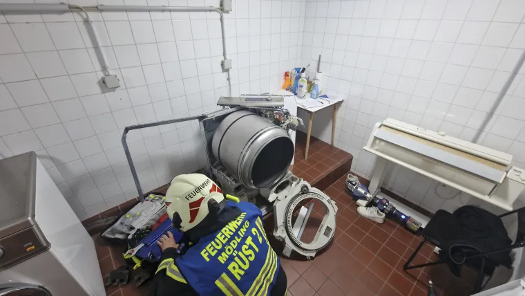 Izvan svake pameti! Tinejdžerica zaglavila u sušilici, pogledajte nadrealnu akciju spašavanja