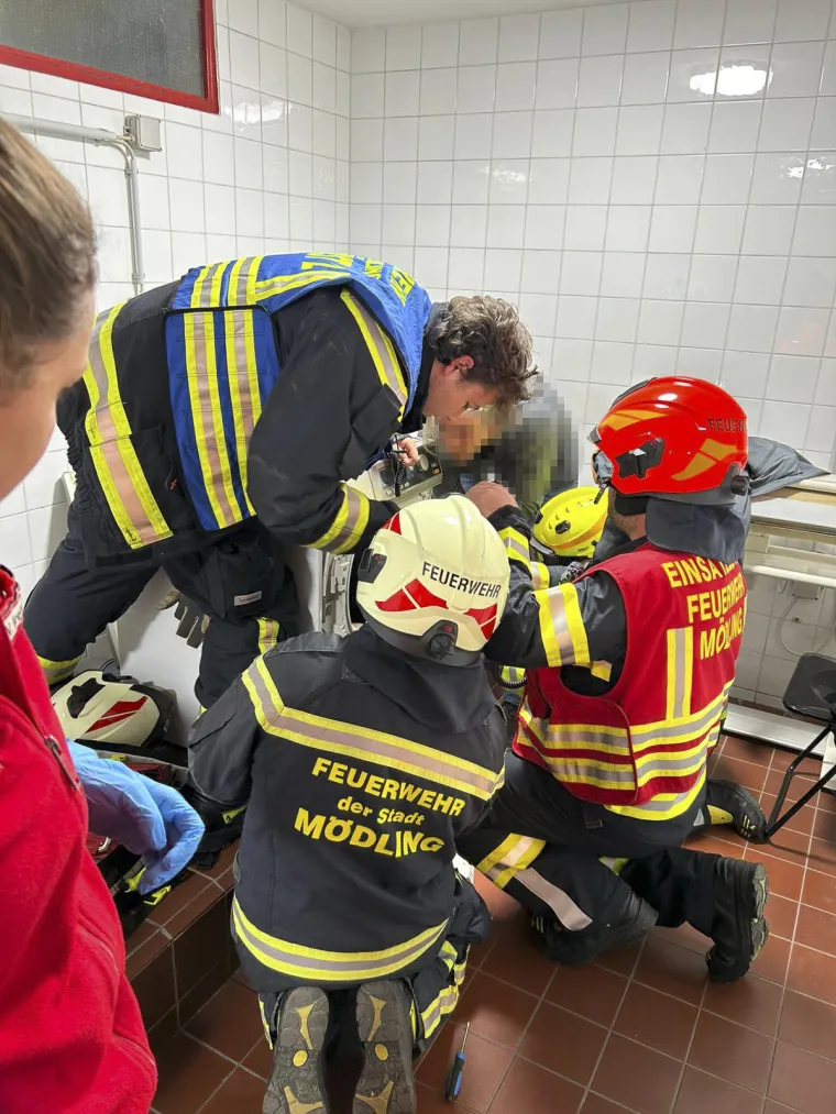 Izvan svake pameti! Tinejdžerica zaglavila u sušilici, pogledajte nadrealnu akciju spašavanja