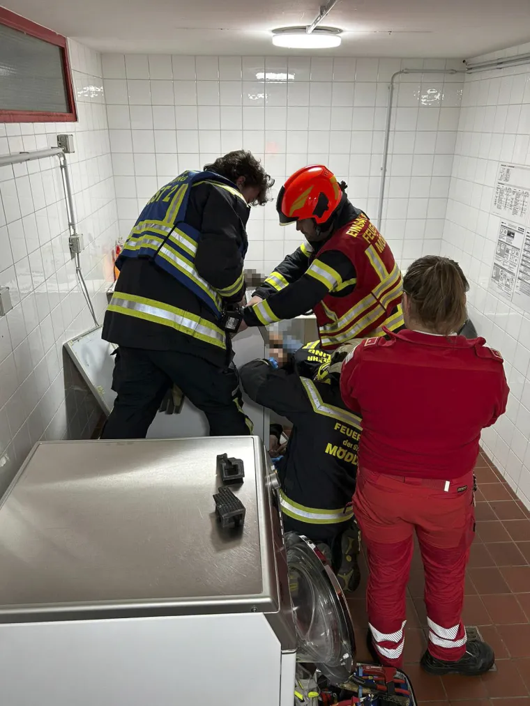 Izvan svake pameti! Tinejdžerica zaglavila u sušilici, pogledajte nadrealnu akciju spašavanja