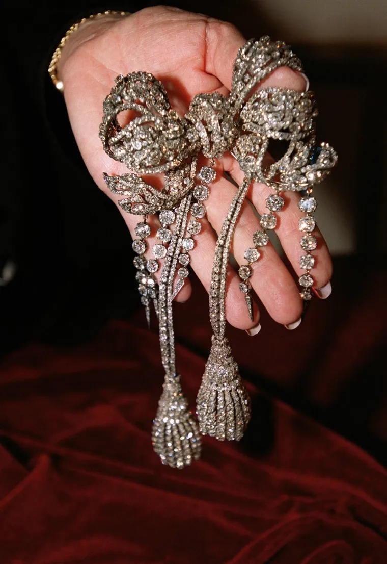 Ogrlice, naušnice, tijare... Smaragdi oduzimaju dah! Pogledajte kakvo blago su ukrali iz Louvrea