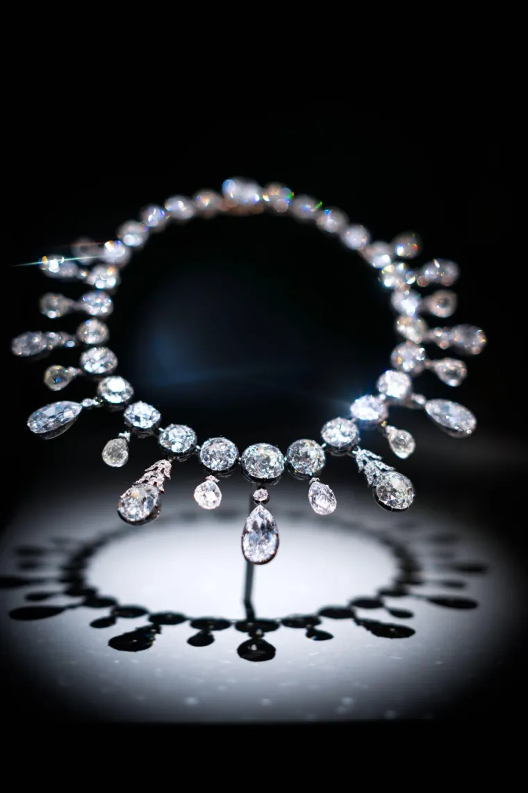 Ogrlice, naušnice, tijare... Smaragdi oduzimaju dah! Pogledajte kakvo blago su ukrali iz Louvrea