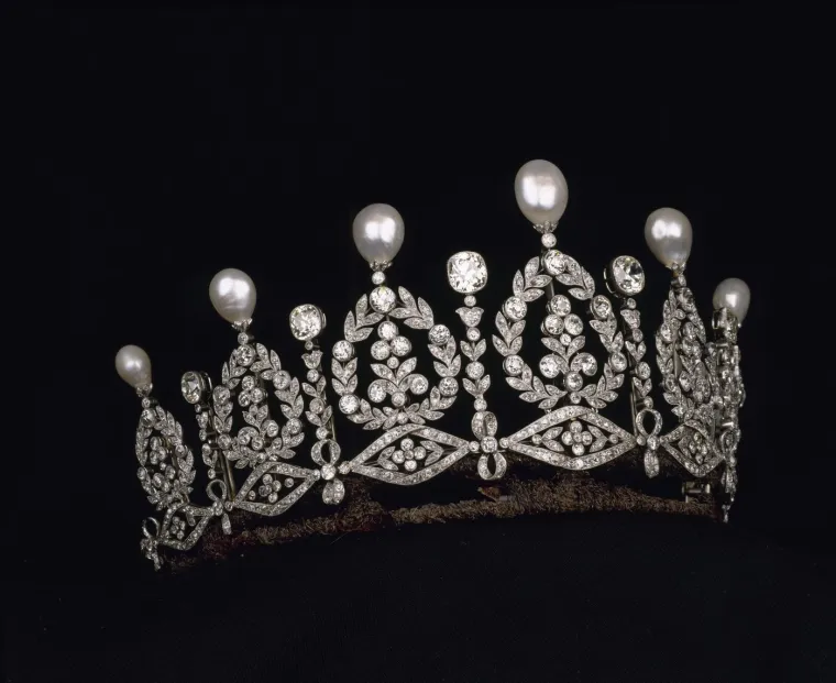 Ogrlice, nau&scaron;nice, tijare... Smaragdi oduzimaju dah! Pogledajte kakvo blago su ukrali iz Louvrea