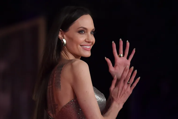 Ovo su najupečatljivije tetovaže Angeline Jolie: Od budističkih mantri do latinskih izreka