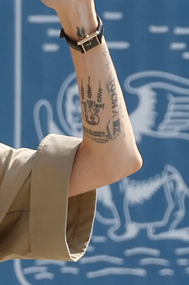 Ovo su najupečatljivije tetovaže Angeline Jolie: Od budističkih mantri do latinskih izreka