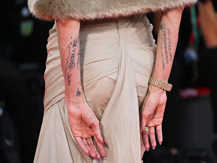 Ovo su najupečatljivije tetovaže Angeline Jolie: Od budističkih mantri do latinskih izreka