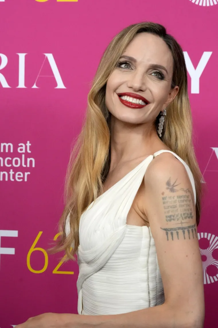 Ovo su najupečatljivije tetovaže Angeline Jolie: Od budističkih mantri do latinskih izreka