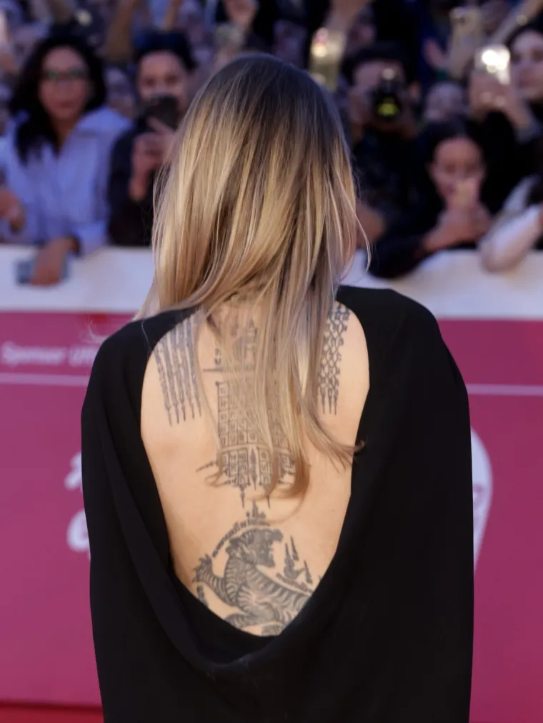 Ovo su najupečatljivije tetovaže Angeline Jolie: Od budističkih mantri do latinskih izreka