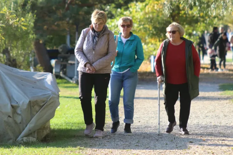 Vedra atmosfera uz Dravu: Pogledajte tko je sve uživao u &scaron;etnji Marinom Prelog