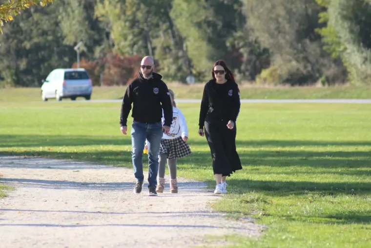 Vedra atmosfera uz Dravu: Pogledajte tko je sve uživao u &scaron;etnji Marinom Prelog