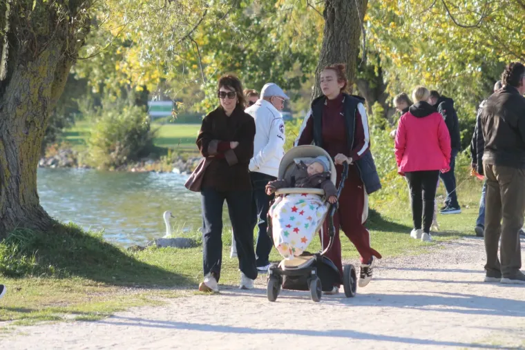 Vedra atmosfera uz Dravu: Pogledajte tko je sve uživao u &scaron;etnji Marinom Prelog