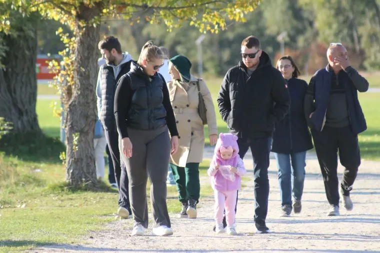 Vedra atmosfera uz Dravu: Pogledajte tko je sve uživao u &scaron;etnji Marinom Prelog