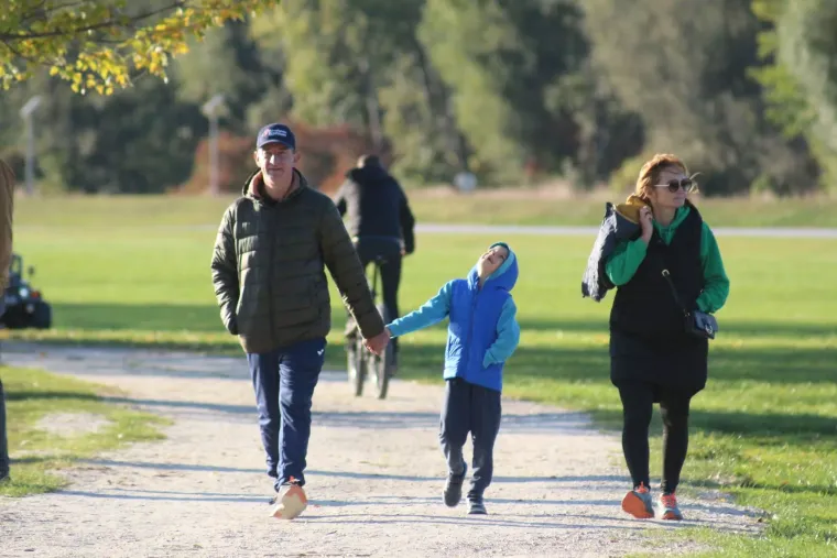 Vedra atmosfera uz Dravu: Pogledajte tko je sve uživao u &scaron;etnji Marinom Prelog