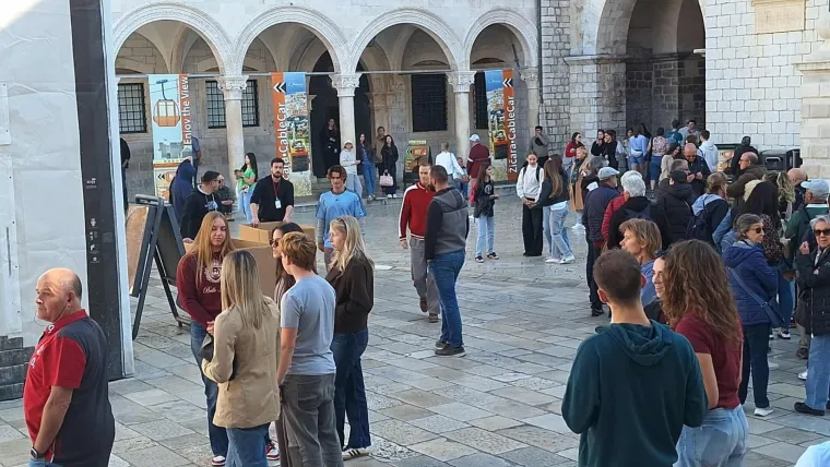 Zvijezde popularne serije stigle u Dubrovnik: Evo kako je izgledalo snimanje
