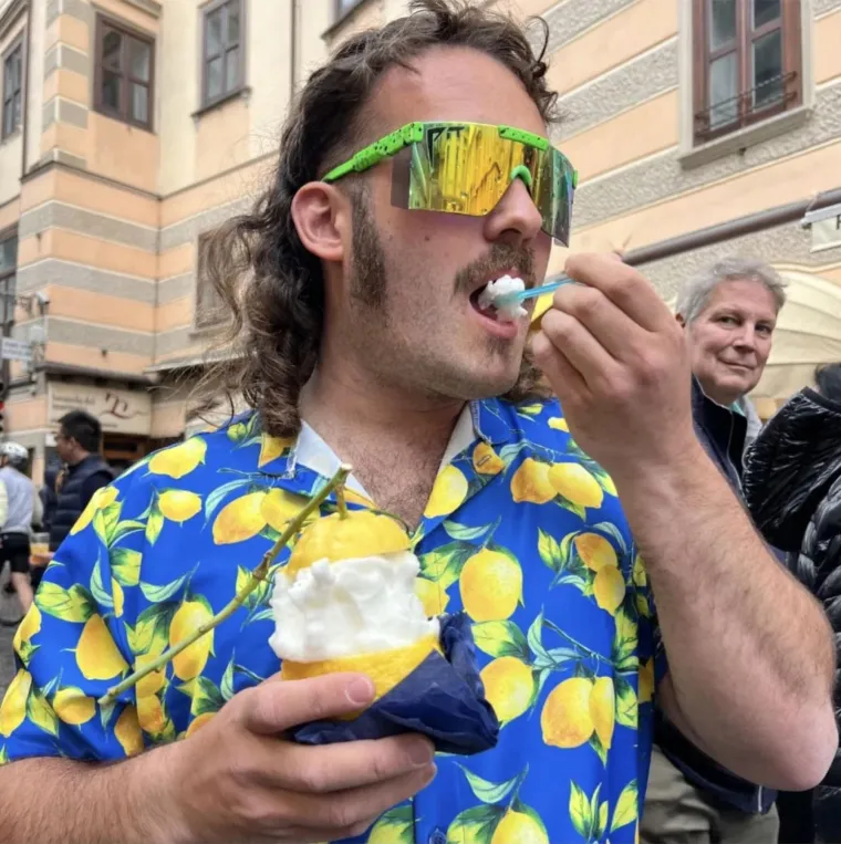 Okrunjen novi Kralj fudbalerki, izgleda kao klasični češki turist dolutao na Jadran 1983.