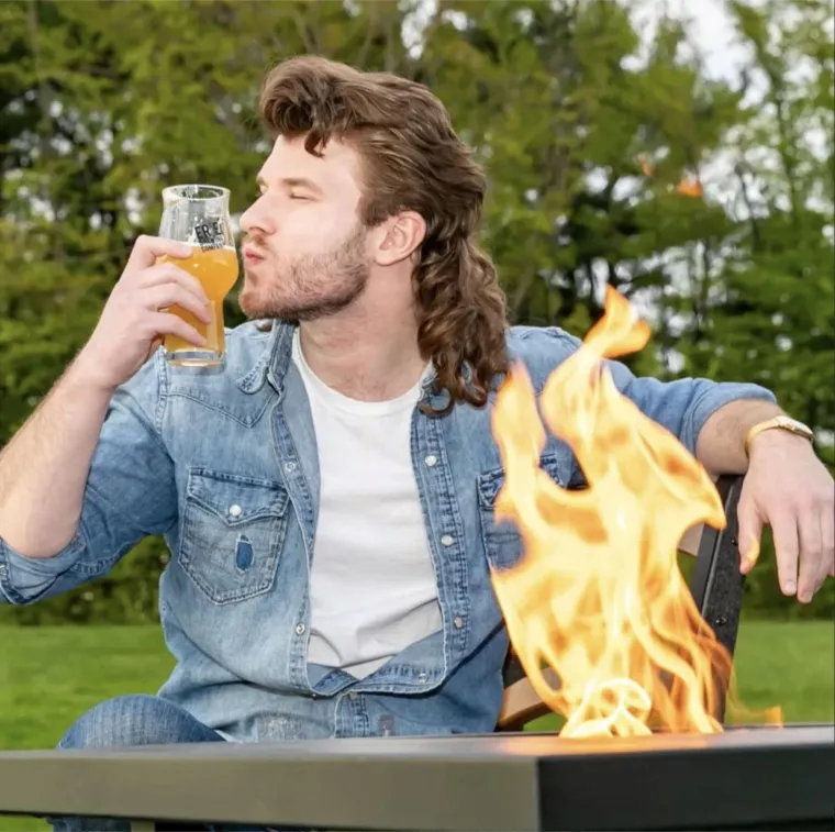 Okrunjen novi Kralj fudbalerki, izgleda kao klasični če&scaron;ki turist dolutao na Jadran 1983.