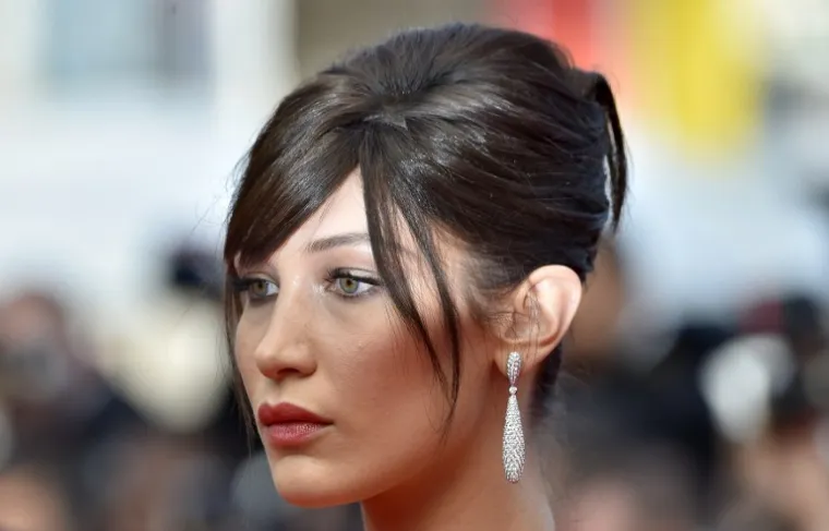 Najtraženije lice u kirurgiji, a o zahvatima šuti: Kako je Bella Hadid izgledala prije operacija?