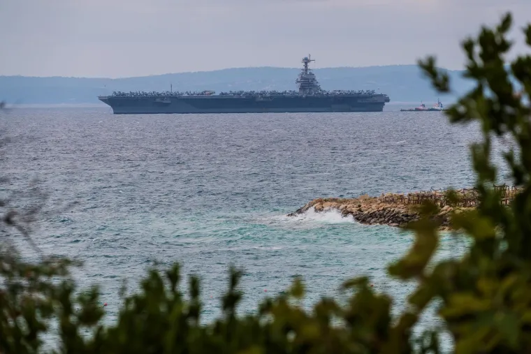 Ljepotica i zvijer: Najveći ratni brod ikad pored Poljuda pruža nezaboravne i gotovo filmske scene
