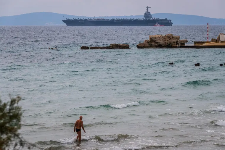 Ljepotica i zvijer: Najveći ratni brod ikad pored Poljuda pruža nezaboravne i gotovo filmske scene