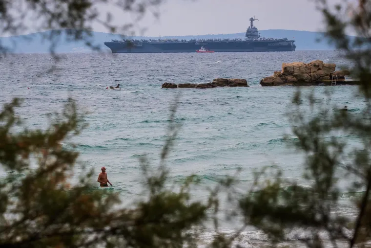 Ljepotica i zvijer: Najveći ratni brod ikad pored Poljuda pruža nezaboravne i gotovo filmske scene