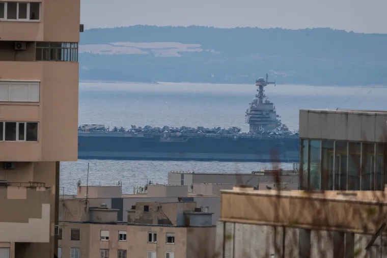 Ljepotica i zvijer: Najveći ratni brod ikad pored Poljuda pruža nezaboravne i gotovo filmske scene