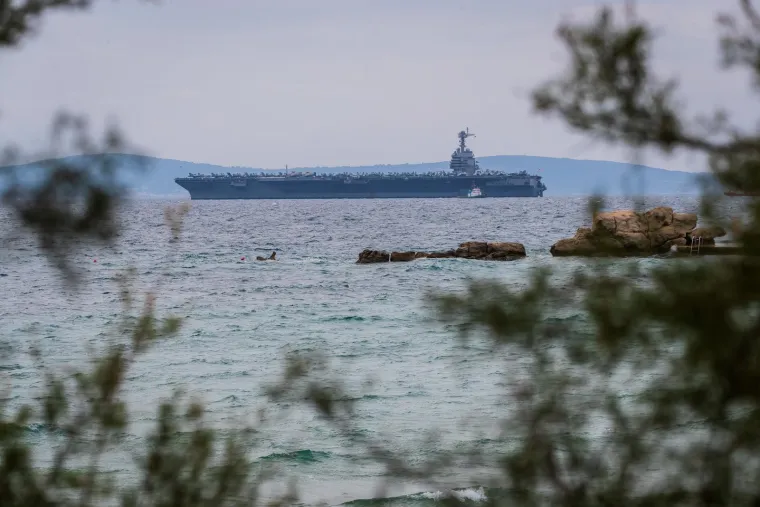 Ljepotica i zvijer: Najveći ratni brod ikad pored Poljuda pruža nezaboravne i gotovo filmske scene