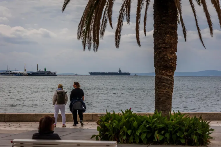 Ljepotica i zvijer: Najveći ratni brod ikad pored Poljuda pruža nezaboravne i gotovo filmske scene
