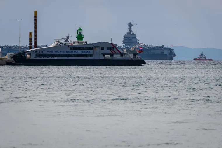 Ljepotica i zvijer: Najveći ratni brod ikad pored Poljuda pruža nezaboravne i gotovo filmske scene