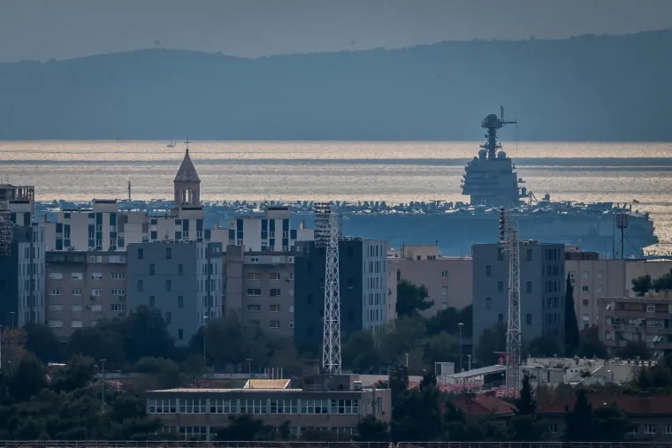 Ljepotica i zvijer: Najveći ratni brod ikad pored Poljuda pruža nezaboravne i gotovo filmske scene