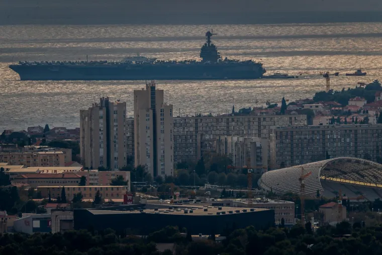 Ljepotica i zvijer: Najveći ratni brod ikad pored Poljuda pruža nezaboravne i gotovo filmske scene