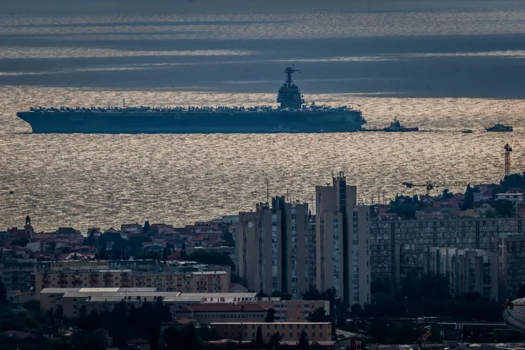 Ljepotica i zvijer: Najveći ratni brod ikad pored Poljuda pruža nezaboravne i gotovo filmske scene