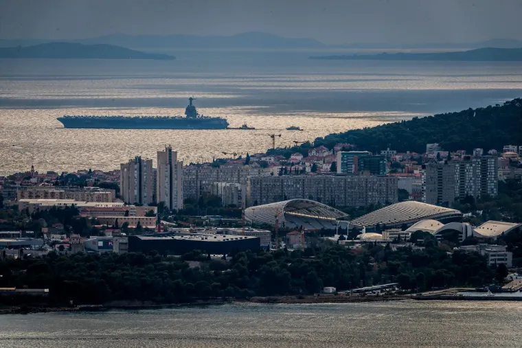 Ljepotica i zvijer: Najveći ratni brod ikad pored Poljuda pruža nezaboravne i gotovo filmske scene