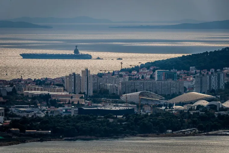 Ljepotica i zvijer: Najveći ratni brod ikad pored Poljuda pruža nezaboravne i gotovo filmske scene