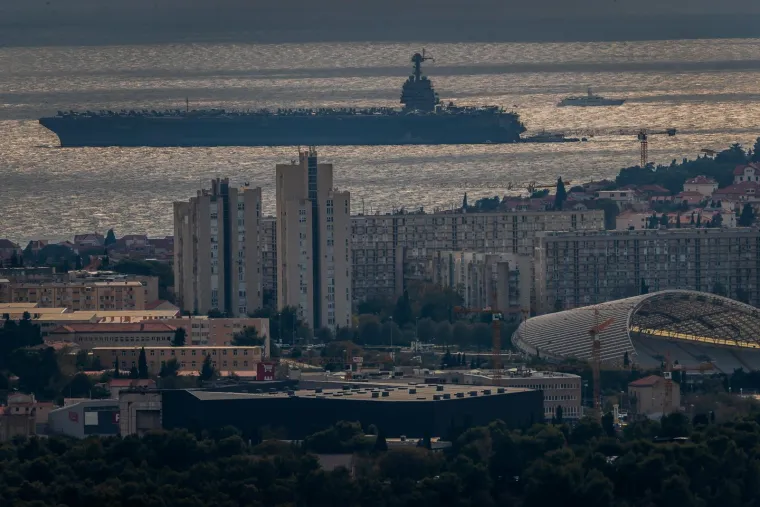 Ljepotica i zvijer: Najveći ratni brod ikad pored Poljuda pruža nezaboravne i gotovo filmske scene