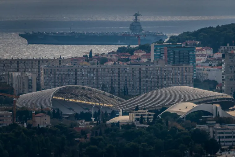 Ljepotica i zvijer: Najveći ratni brod ikad pored Poljuda pruža nezaboravne i gotovo filmske scene