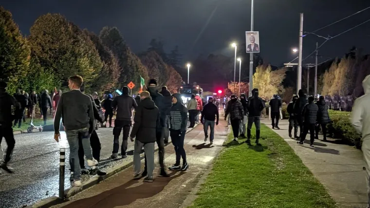 Dosta im je migranata! Prosvjednici se sukobili s policijom nakon napada na maloljetnicu