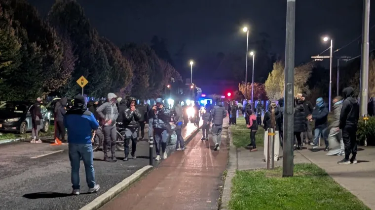 Dosta im je migranata! Prosvjednici se sukobili s policijom nakon napada na maloljetnicu