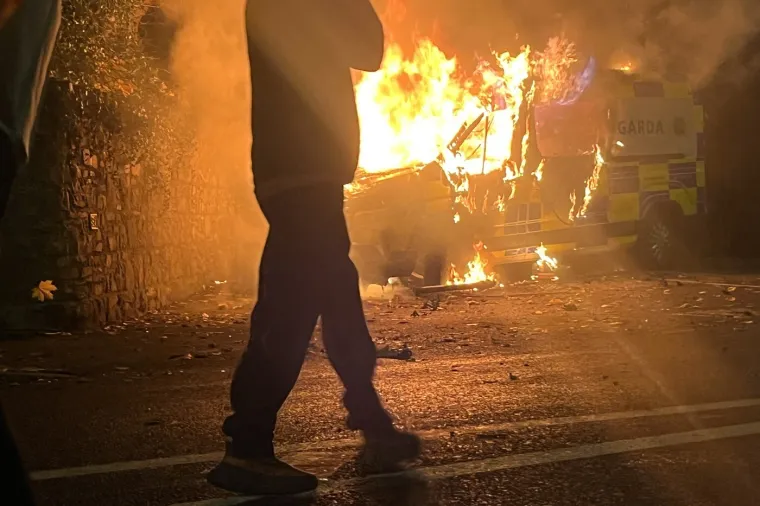 Dosta im je migranata! Prosvjednici se sukobili s policijom nakon napada na maloljetnicu