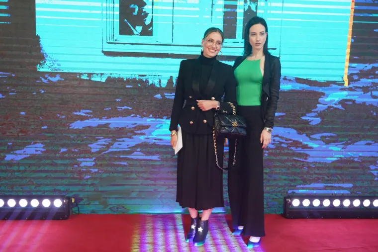 Priča se da ju partner vara s osobom koja ga sad ucjenjuje, a ona zbog svega zavr&scaron;ila u bolnici